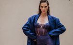 Já Alessandra Ambrósio apostou no azul e na transparência para ir ao desfile da Mugler. O look é assinado por Casey Cadwallader, diretor criativo da grife
