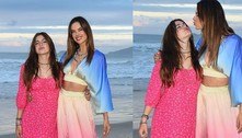 Alessandra Ambrosio e a filha, de 14 anos, fazem poses e esbanjam estilo durante passeio em praia