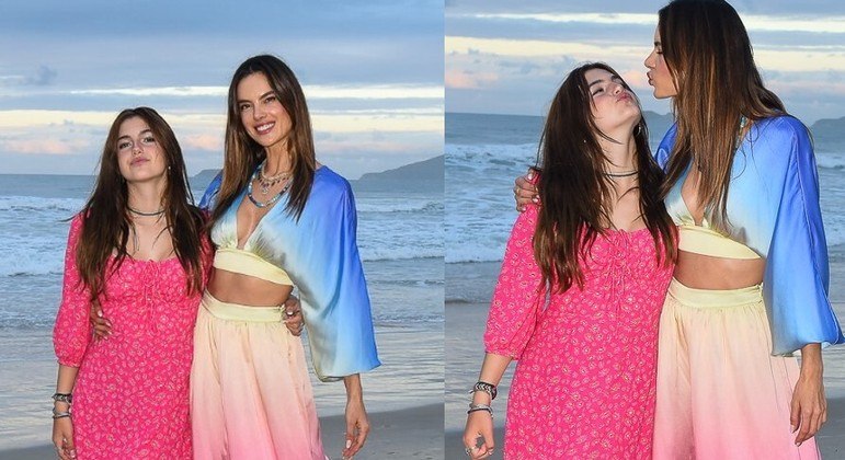 Alessandra Ambrosio e Anja Louise posam para fotos em praia de Florianópolis (SC)
