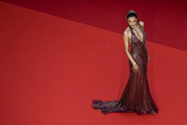 A modelo brasileira Alessandra Ambrosio marcou presença no 76º Festival de Cinema de Cannes, que aconteceu nesta terça-feira (16), no litoral francês, com muita transparência e pedras preciosas. Ambrosio foi clicada no tapete vermelho para a exibição do longa Jeanne du Barry, estrelado por Johnny Depp