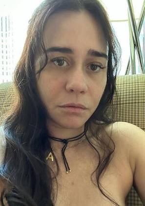 Alessandra Negrini completou 53 anos há um mês, no dia 29 de agosto. A atriz comemorou a data com uma viagem para o Maranhão. Na época, ela usou as redes sociais para compartilhar vários registros dos momentos de lazer. Dentre eles, há um vídeo em que ela se exibe na piscina e faz um passeio entre dunas, com direito à vista do pôr do sol. Alessandra também costuma virar assunto nas redes sociais por causa da aparência jovem, mas já afirmou em entrevistas que não gosta dessa situação