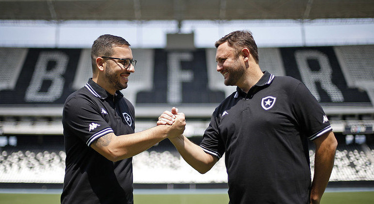 Alessandro Brito (à esquerda) é recebido pelo diretor de futebol do Botafogo, André Mazzuco
