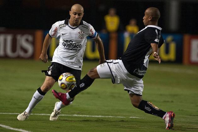ALESSANDRO: Lateral-direito - 43 anos - titular contra o Chelsea - O jogador defendeu o Corinthians até 2013, quando se aposentou dos gramados. Atualmente, Alessandro faz parte da diretoria alvinegra como diretor de futebol.