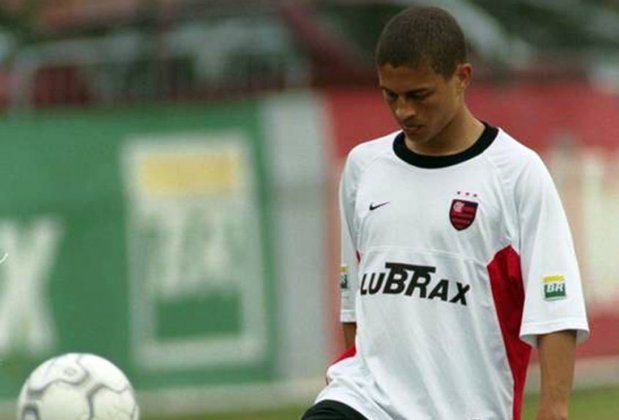 Alex (2000) – Contratado como estrela aos 22 anos, o meia já tinha passagem pela seleção brasileira, mas não conseguiu desempenhar o seu melhor futebol e atuou por apenas dois meses no Flamengo (outubro e novembro de 2000). Foram só 12 partidas e três gols marcados