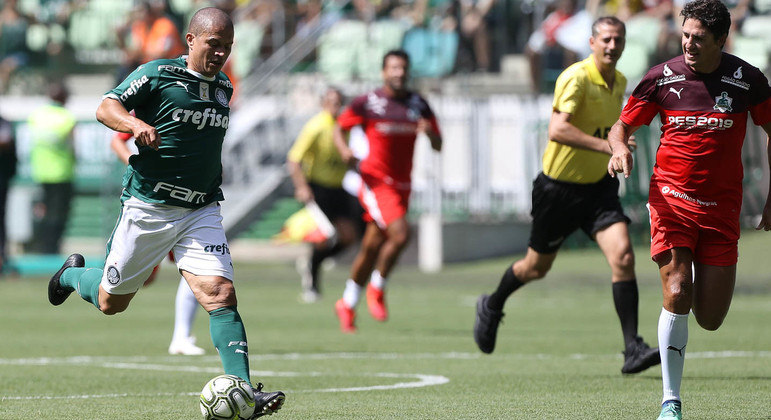 Alex domina a bola pelo Palmeiras em jogo de despedida de
 Zé Roberto no Allianz