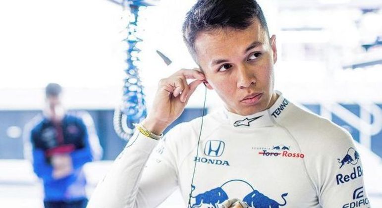 Alex Albon teve a primeira oportunidade de pilotar na categoria com a Toro Rosso em 2019, para substituir Brendon Hartley. Mas, o piloto tailandês teve uma passagem breve pela equipe com sede na Itália e, na mesma temporada, foi transferido para a Red Bull, para fazer dupla com Max Verstappen