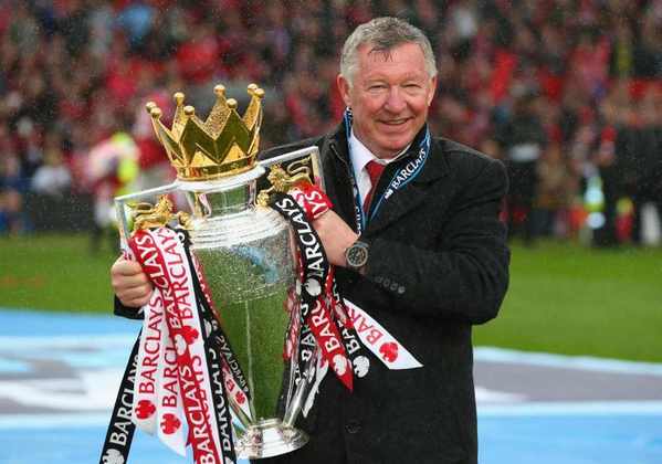 Alex Ferguson já é conhecido no meio do futebol como “Sir”. O ex-treinador, ídolo do Manchester United, recebeu o título aos 57 anos, em 1999. Ele havia ganhado a tríplice coroa com o Red Devils no ano anterior.