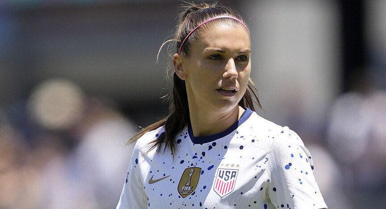A seleção dos Estados Unidos é a tetracampeã do futebol feminino. Nas últimas duas edições de Mundial vencidas, em 2015 e 2019, Alex Morgan foi essencial para o sucesso da equipe e, na França, foi artilheira da competição, com seis gols marcados. A Copa do Mundo de 2023 será a primeira em que a atacante de 34 anos carregará o título de craque e, agora, mãe. Em 2020, ela deu à luz a pequena Charlie Elena Carrasco e de lá, tem feito ótima temporadas. Em 2022, pelo San Diego Wave FC, foram 20 gols em 25 jogos
