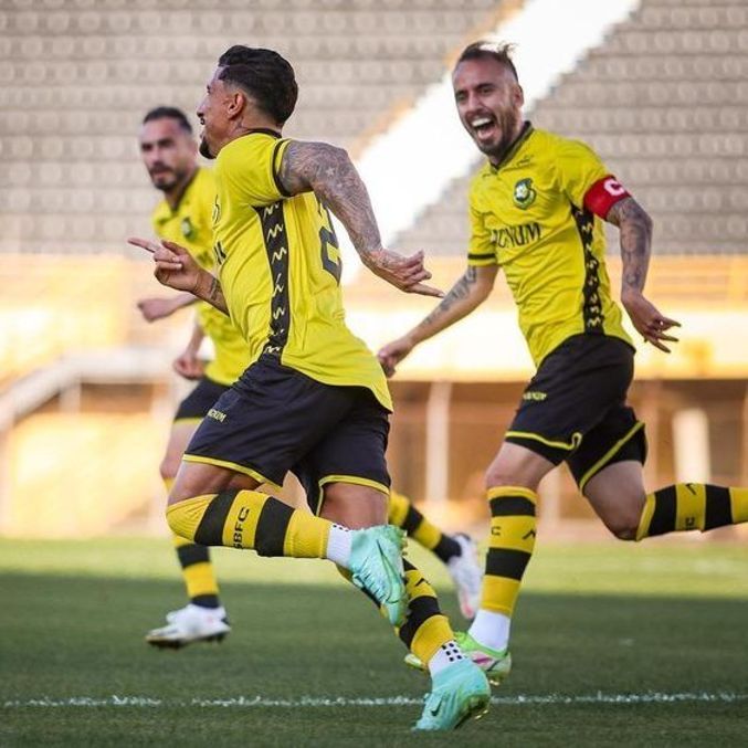 Alex Reinaldo comemora gol do São Bernardo contra o Santo André