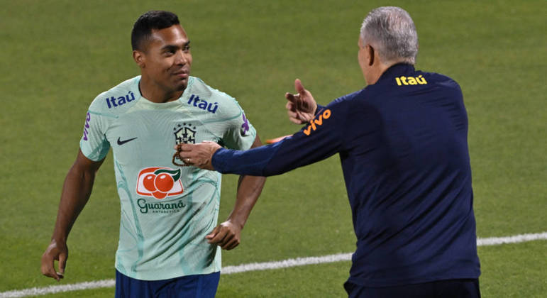 Alex Sandro conversa com o t&eacute;cnico Tite em treino da sele&ccedil;&atilde;o brasileira

