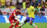 Alex Sandro divide com sérvio no início do segundo tempo; Brasil voltou melhor do intervalo