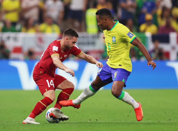 Alex Sandro divide com sérvio no início do segundo tempo; Brasil voltou melhor do intervalo