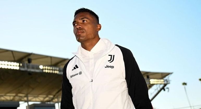 Alex SandroO jogador da Juventus, da Itália, possui uma grande experiência no futebol internacional e foi convocado para defender a seleção brasileira em diversas ocasiões. No entanto, por conta de lesões, ele perdeu a titularidade no time italiano e, perto de ter o contrato finalizado, pode encontrar mais função nas equipes brasileiras