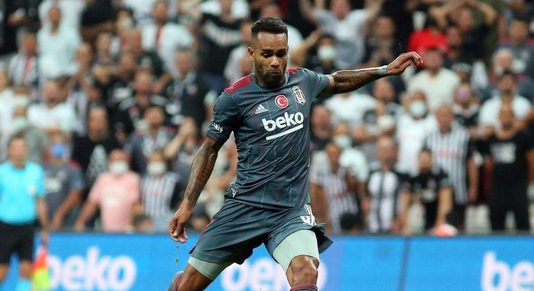 Alex Teixeira rescindiu seu contrato com o Besiktas e deve reforçar o Vasco
