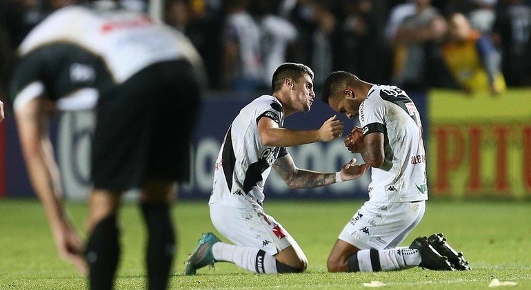 Alex Teixeira celebra com Gabriel Pec o gol que deu a vitória ao Vasco sobre o Operário