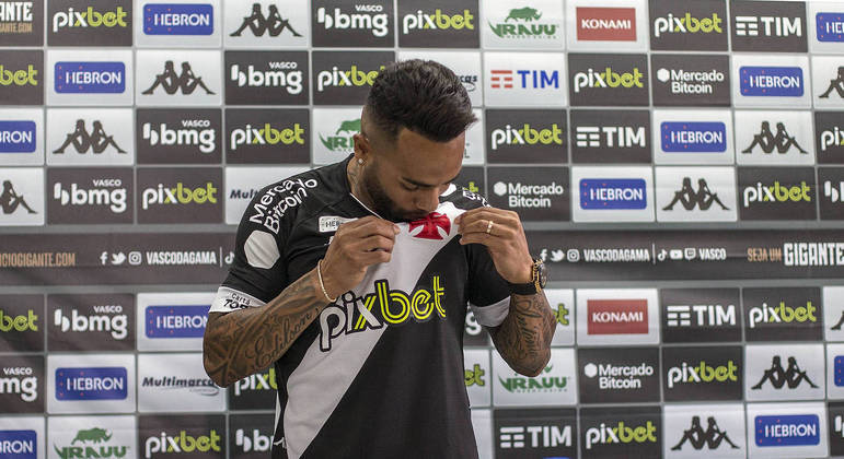 Atacante Alex Teixeira beija a camisa vascaína em sua apresentação