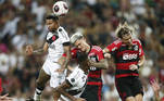 Alex Teixeira, Pedro e David Luiz disputam bola em Vasco x Flamengo