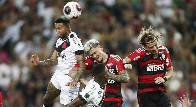 Alex Teixeira, Pedro e David Luiz disputam bola em Vasco x Flamengo