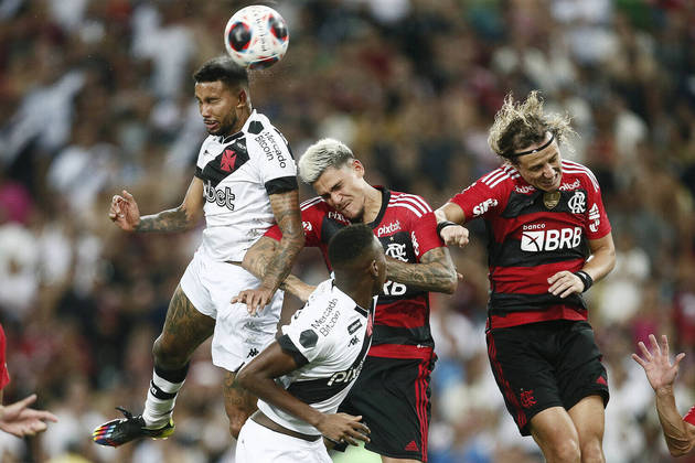 Alex Teixeira, Pedro e David Luiz disputam bola em Vasco x Flamengo