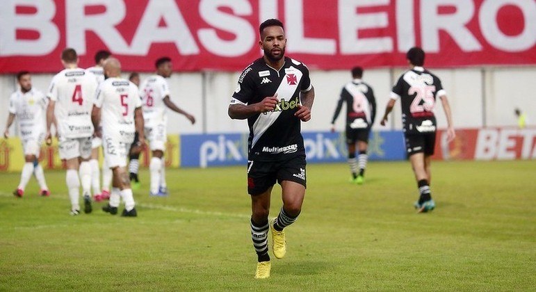 Alex Teixeira teve dois gols anulados na derrota do Vasco para o Brusque