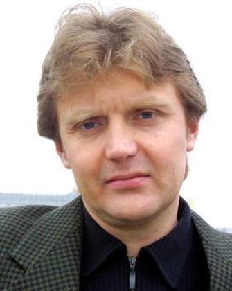 Em novembro de 2006, Alexander Litvinenko, um ex-agente da KGB, o serviço secreto russo, morreu três semanas depois de beber uma xícara de chá, que havia sido misturado com veneno. Um inquérito britânico descobriu que ele foi envenenado pelos agentes do Serviço Federal de Segurança (FSB, na sigla em inglês) Andrei Lugovoi e Dmitry Kovtun. Os funcionários agiram sob ordens que 'provavelmente' foram aprovadas por Putin e pelo secretário do Conselho de Segurança da Rússia, Nikolai Patrushev