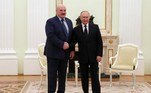 Um dos poucos líderes a apoiar a invasão russa da Ucrânia, o presidente de Belarus, Aleksandr Lukashenko, também não foi convidado a participar do evento da família real britânica. Assim como a Rússia, o país também sofreu sanções econômicas pela postura em relação ao conflito