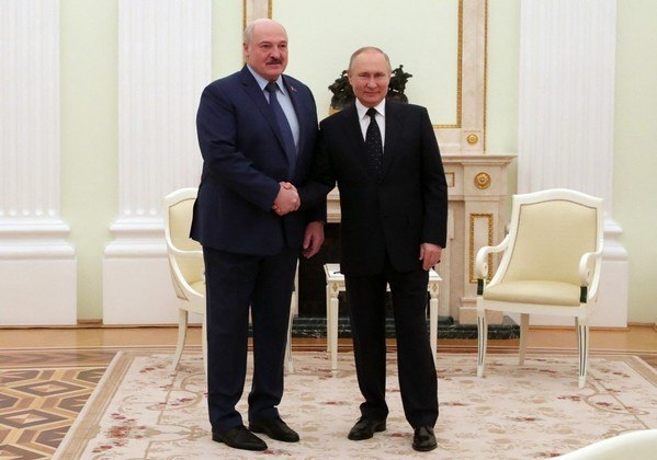 Um dos poucos líderes a apoiar a invasão russa da Ucrânia, o presidente de Belarus, Aleksandr Lukashenko, também não foi convidado a participar do evento da família real britânica. Assim como a Rússia, o país também sofreu sanções econômicas pela postura em relação ao conflito