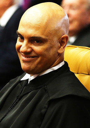 Alexandre de Moraes é paulista e está no tribunal desde 2017, após ser indicado pelo então presidente Michel Temer. Ele foi aprovado pelo Senado com 55 a 13 votos. Antes de ser juiz, foi promotor, advogado e trabalhou em várias secretarias no estado de São Paulo. 