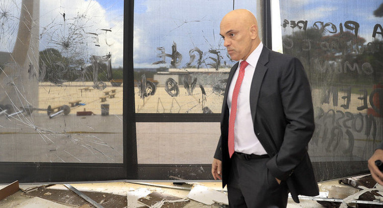 Alexandre de Moraes, ministro do Supremo Tribunal Federal, durante visita ao STF após atos de vandalismo