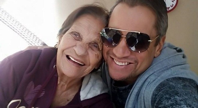 Alexandre e a mãe, Adeir, que convive com o Alzheimer há 12 anos