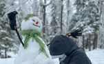 Não dá para ir para um lugar gelado como Chamonix e não tentar fazer um boneco de neve, certo? 'Aqui tudo é motivo para brincar', comentou Ana nas redes sociais