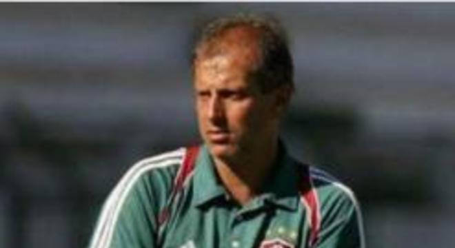 Alexandre Gama - Nos tempos de jogador, o tcnico era conhecido apenas como Gama e jogou pelo Fluminense entre 1989 e 1990. Foi treinador do clube em 2004 e a passagem ficou marcada pela briga com Romrio. Na ocasio, o Baixinho foi barrado e soltou a frase: 