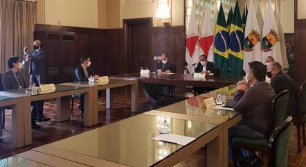 Prefeito de BH assinou o contrato nesta quinta (4)