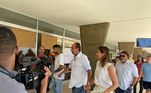 Alexandre Kalil (PSD), candidato ao governo de Minas Gerais, chega a local de votação, em Belo Horizonte