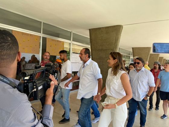 Alexandre Kalil (PSD), candidato ao governo de Minas Gerais, chega a local de votação, em Belo Horizonte