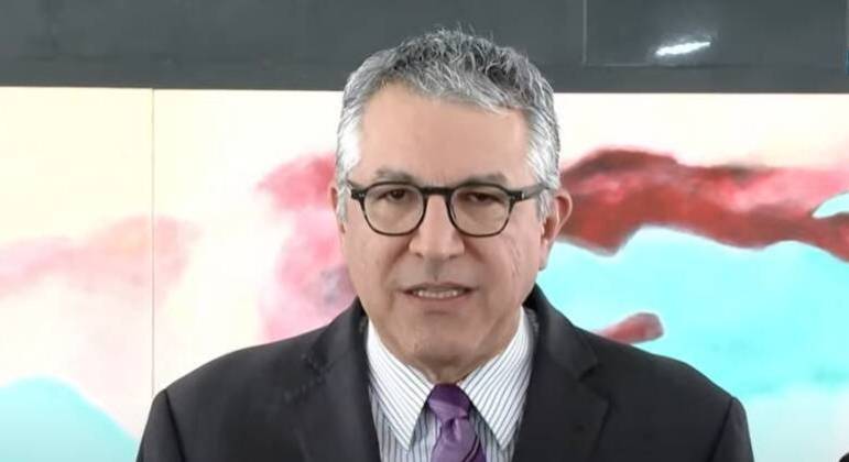 O ministro das Relações Institucionais, Alexandre Padilha, durante conversa com jornalistas