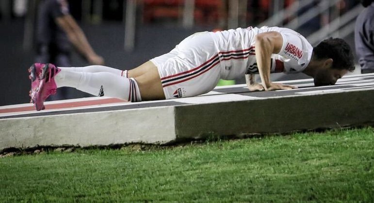 Pato beija o escudo do São Paulo. Deixou R$ 35 milhões para se livrar do clube