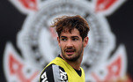 Alexandre PatoTime: CorinthiansVindo do Milan, da Itália, pela bagatela de R$ 40 milhões, Pato foi o grande reforço para o ano de 2013, em que o clube recém tinha conquistado o Mundial de Clubes. No entanto, a passagem durou menos de um ano. Rendendo abaixo do esperado, o atacante nunca se firmou no elenco. A gota d'água foi um pênalti perdido nas quartas de final da Copa do Brasil, contra o Grêmio