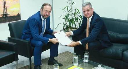 Silveira entrega ofício a Alexandre Barreto, do Cade