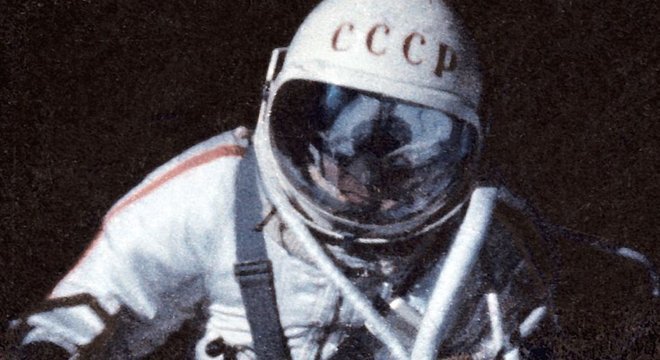 O astronauta soviético Alexei Leonov foi o primeiro a fazer uma caminhada espacial, em 1965