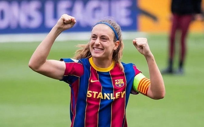 A espanhola Alexia Putellas, o polonês Robert Lewandowski e o francês Karim Benzema conquistaram os dois prêmios da Bola de Ouro e The Best FIFA. Pelé homenageou os jogadores e publicou uma foto de cada um em ação, nos campos. 