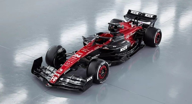 A escuderia suíça usa motores da Ferrari e o carro será pilotado por Valtteri Bottas e Guanyu Zhou