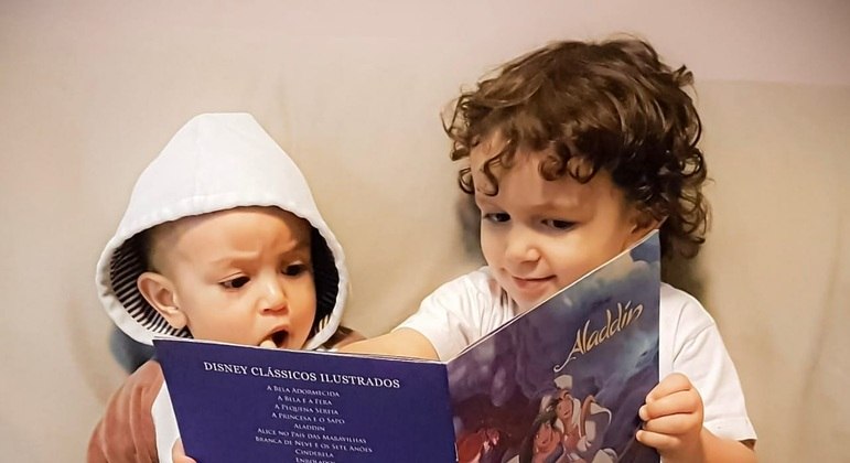 Gael já sabe contar histórias para o irmão caçula, Benício