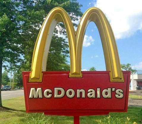 Algumas empresas foram forçadas e deixar o país e arcar com prejuízos milionários. O gigante McDonald's vendeu suas lojas para um empresário russo, que criou a marca “vkusno i tochka” (“rico e pronto!”).