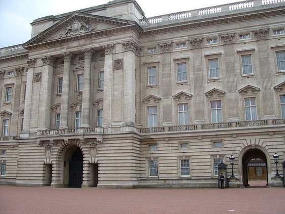 Algumas janelas do Palácio de Buckingham não podem ser abertas. Outras podem, mas em certos horários. Esse controle é para 