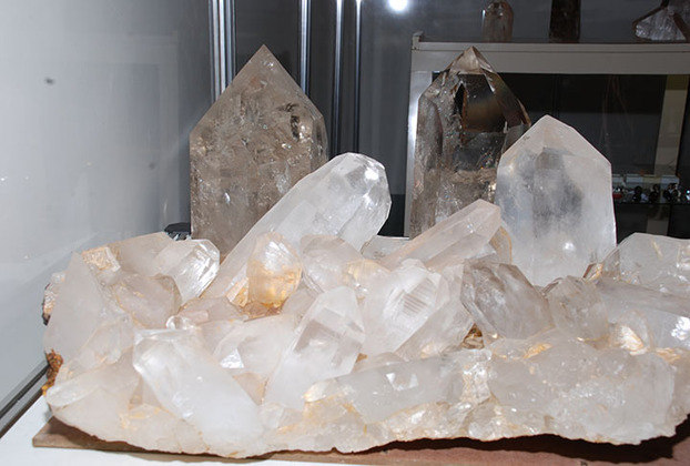 Alguns cristais famosos que podem ser encontrados na cidade são safiras, topázios azuis, ametistas e turmalinas. 