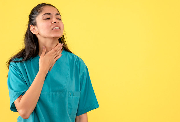 Alguns dos sintomas são coceira na garganta e no nariz, tosse seca, espirros, além de olhos vermelhos e irritados. Nos cenários mais graves pode acarretar o desenvolvimento de asma, doença que dificulta a respiração. 