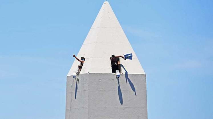 Alguns torcedores chegaram a escalar o Obelisco para comemorar.