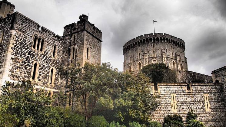 Alguns viraram museus históricos, outros são mantidos na forma original para visitação, e ainda há os que sirvam, até hoje, como residência de famílias da Realeza, com a aceitação popular, como ocorre com o Castelo de Windsor, ainda habitado,  na Inglaterra. 
