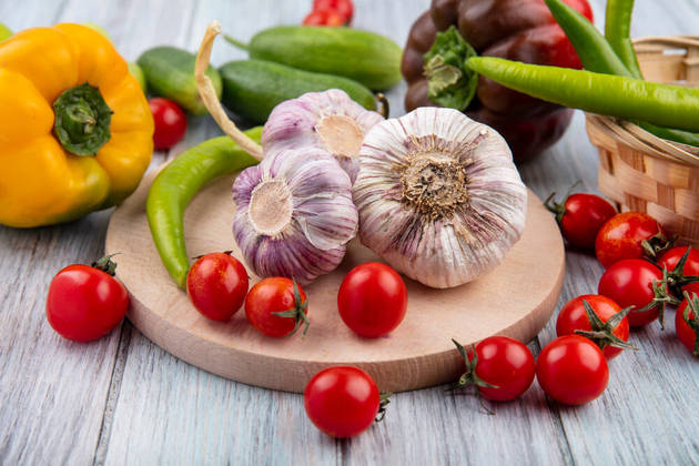 Um estudo realizado com 41,8 mil mulheres com idade entre 55 e 69 anos, publicado no American Journal of Epidemiology, relacionou o aumento do consumo de alho — em uma dieta que incluía também frutas e vegetais rotineiramente — a um risco 35% menor de câncer colorretal 